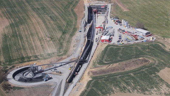 Stavba železničního tunelu u Kyšic. (16. dubna 2015)