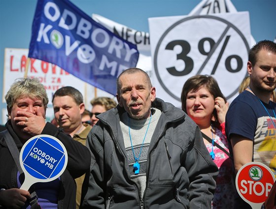 Před továrnou Škoda Auto proběhla stávka odborářů, které se účastnilo několik...