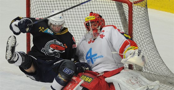 Chomutovský Libor ulák skonil v brance olomouckého gólmana Tomáe Vovrdy.