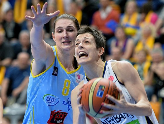 Ilona Burgrová (vlevo) z USK Praha brání Miljanu Bojoviovou z Fenerbahce...