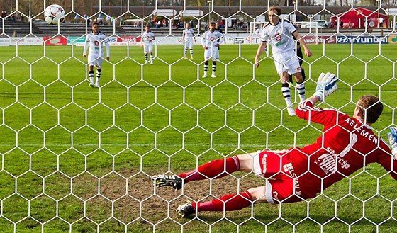 Hradecký Pavel Dvoák promuje penaltu, píbramský branká Marián Kelemen je...