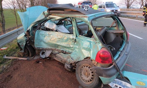 Při střetu osobního auta a náklaďáku zemřeli u Protivína dva lidé (ilustrační snímek)