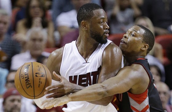 Kyle Lowry (vpravo) z Toronta se snaí zablokovat mí Dwyanu Wadeovi z Miami.