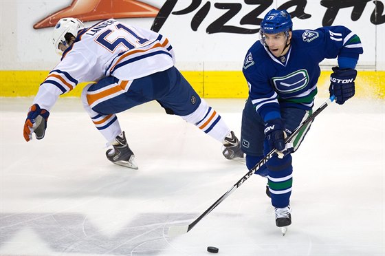 Radim Vrbata (vpravo) v dresu Vancouveru