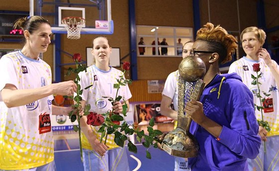 Basketbalistky USK Praha dostaly ped zápasem v Trutnov re a pedvedly...