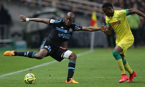 Rod Fanni (vlevo) z Marseille v souboji o mí se Sergem Gakpem z Nantes.