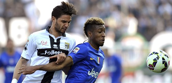 Pedro Mendes z Parmy (vlevo) nahání Kingsleyho Comanze z Juventusu Turín.