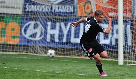 Adam Varadi z eských Budjovic stílí gól proti Bohemians Praha 1905.