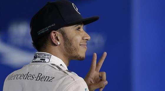 Lewis Hamilton slaví vítzství v kvalifikaci na VC Bahrajnu.