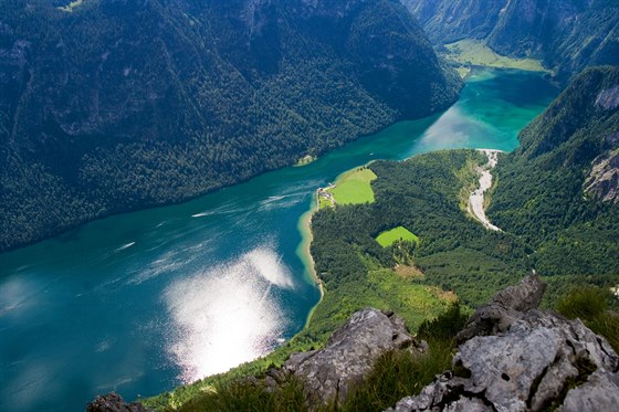 Pohled na jezero Königssee ze stezky u vyhlídky Archenkanzel