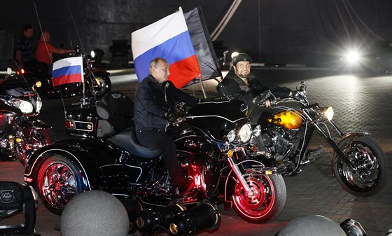 Vladimir Putin a šéf Nočních vlků Alexandr Zaldostanov v Novorosijsku v roce...