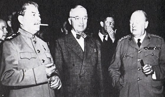 J. V. Stalin, H. Truman a W. Churchill na postupimské konferenci v lét 1945
