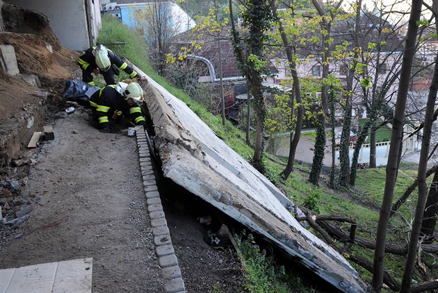 Pražští hasiči zasahovali 19. dubna ráno v Chotkově ulici, kde vypadl z mostní...