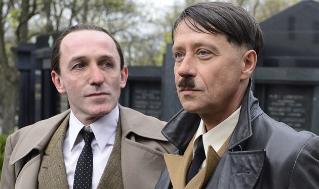 Karl Markovicz (vlevo) jako Joseph Goebbels a Pavel Kříž jako Adolf Hitler