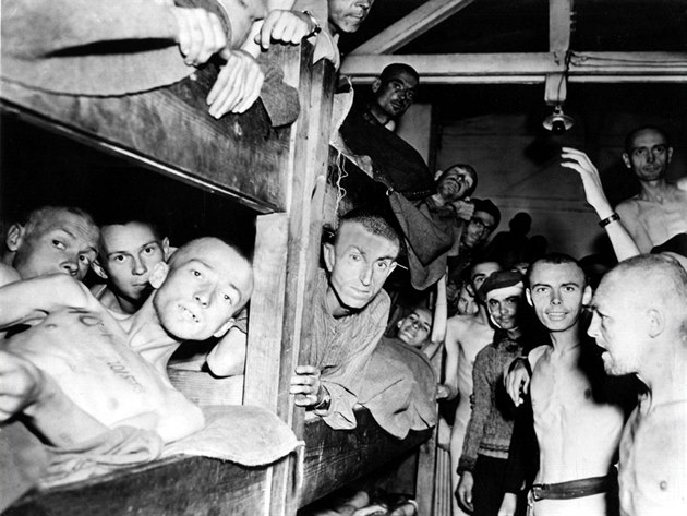 V�zni koncentra�ního tábora Mauthausen se vyfotili po osvobození 5. kv�tna 1945.