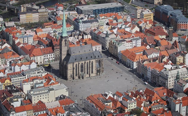 Námstí Republiky v Plzni a katedrála svatého Bartolomje. (16. dubna 2015)