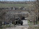 Zniená vojenská technika u vsi yrokyne nedaleko Mariupolu (9. dubna 2015)