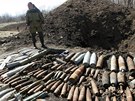 Proruský separatista likviduje nevybuchlou munici nedaleko Doncku (11. dubna...