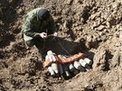 Proruský separatista likviduje nevybuchlou munici nedaleko Doncku (11. dubna...