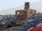 Stadion v jemenském mst Ibb, který zasáhla letecká puma (13. dubna 2015)