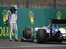 Felipe Massa ze stáje Williams si prohlíí svj vz bhem havárie pi druhém...