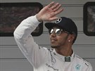 Vítz kvalifikace na Velkou cenu íny Lewis Hamilton mává divákm.