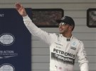 Lewis Hamilton zdraví diváky po kvalifikaci na Velkou cenu íny.