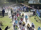 Cyklisté na elezniním pejezdu ve slavném závod Paí-Roubaix.