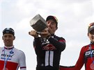 Parádní dlaební kostku pro vítze závodu Paí-Roubaix zvedá John Degenkolb....