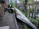 Pratí hasii zasahovali 19. dubna ráno v Chotkov ulici, kde vypadl z mostní...