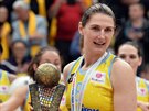 Ilona Burgrová pebírá trofej pro vítzky Euroligy.