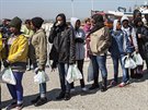 Zachránní uprchlíci ze ztroskotané lod u Libye jsou v Itálii, stovky...
