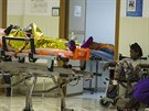 Poranné eny ekají v nemocnici v italské Lampeduse, zranily si pi výbuchu...