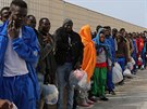 Benci ekají na ostrov Lampedusa, v posledních dnech tisíce migrant...