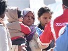 Migranti dostávají první pomoc na Sicílii. (18. dubna 2015)