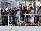 Migranti na Sicílii, v posledních dnech pipluly do Itálie tisíce benc. (18....