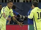 ÚTONÁ DVOJKA. Neymar (vlevo) oslavuje svj gól do sít Paíe s Lionelem...