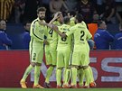Fotbalisté Barcelony se radují po vsteleném gólu ve tvrtfinále Ligy mistr...