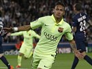 ÚSP̊NÝ STELEC. Neymar (uprosted), útoník Barcelony, se raduje po gólu,...