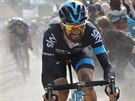 Britský cyklista Bradley Wiggins na trati klasiky Paí-Roubaix