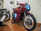 Závodní silniní motocykl Jawa 350/354 typ 04 z roku 1964, s ním jezdec Martin...
