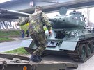 Sovtský tank T-34 testoval v Ostrav, zda projede nábeí