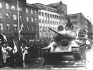 Tanky T-34 na Prokeov námstí po osvobození Ostravy ped sedmdesáti lety.
