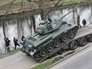 Test prjezdnosti historického tanku T-34 na nábeí Ostravice v Ostrav. (15....