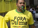 Pouliní prodava nabízí bhem demonstrace v Sao Paulu trika s výzvou k...