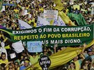 Tisíce lidí v ulicích Sao Paula ádaly odstoupení brazilské prezidentky Dilmy...