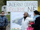 V Lodhéov na Jindichohradecku se selo asi 60 lidí na pochodu proti úloiti...