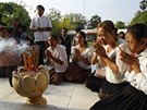 Kambodané se modlí v rámci budhistického obadu k uctní památky obtí teroru...