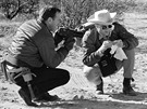 Jim Lovell s kamerou a Fred Haise bhem pípravy k pistání a práci na msíním...