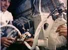 Posádka Apollo 13 zvládla dalí svízel  zhotovila provizorní istiku vzduchu.
